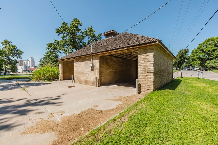 More Photos Of 220 N 2nd Ave, Mulvane Carwash For Sale