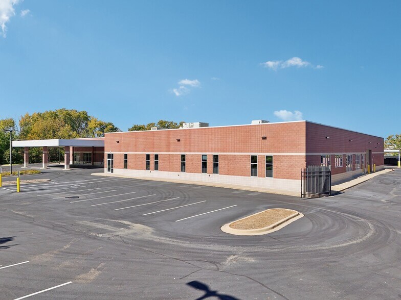 More Photos Of 3442 S 103rd St, Milwaukee Showroom For Sale