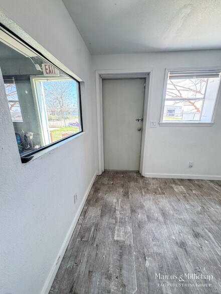 More Photos Of 209 Tradesmen Dr, Hutto Warehouse For Sale