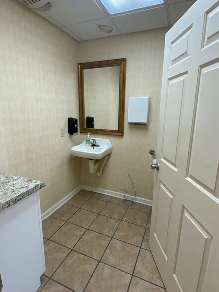 More Photos Of 84 Clark Blvd, Tupelo Office For Lease