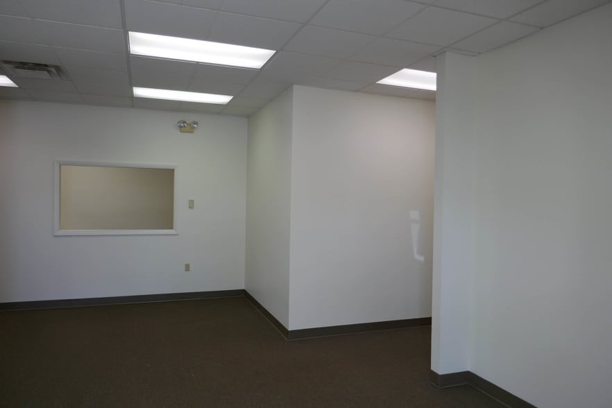More Photos Of 10427 Cogdill Rd, Knoxville Light Distribution For Lease