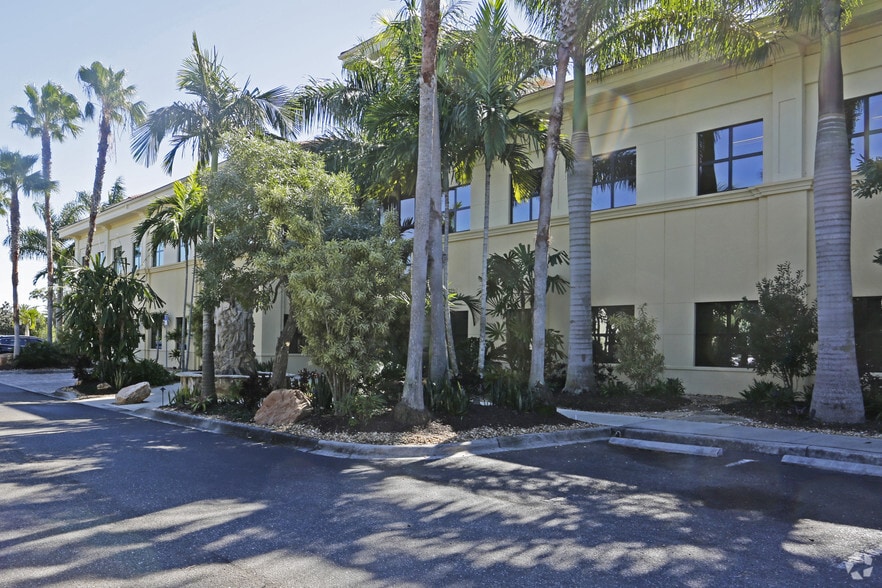 More Photos Of 8430 Enterprise Cir, Bradenton Office For Lease