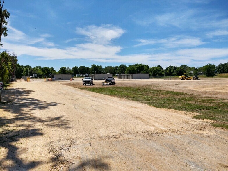 More Photos Of 879 W State Highway 71, Smithville Land For Lease