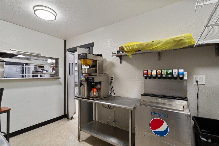 More Photos Of 122 W 6th St, Cheyenne Light Distribution For Lease