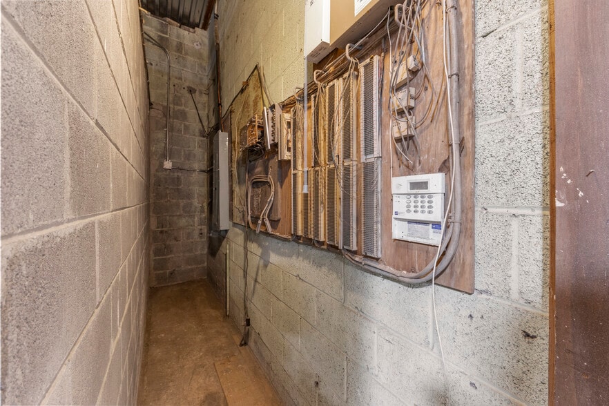 More Photos Of 1056-1060 Southfield Rd, Lincoln Park Freestanding For Lease