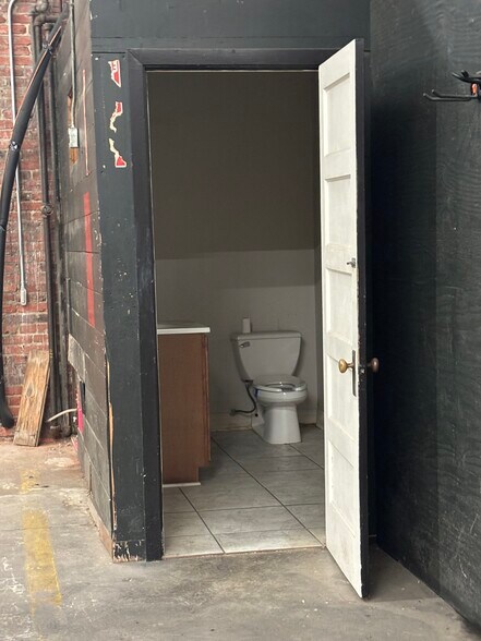 More Photos Of 740 Fannin St, Beaumont Warehouse For Lease