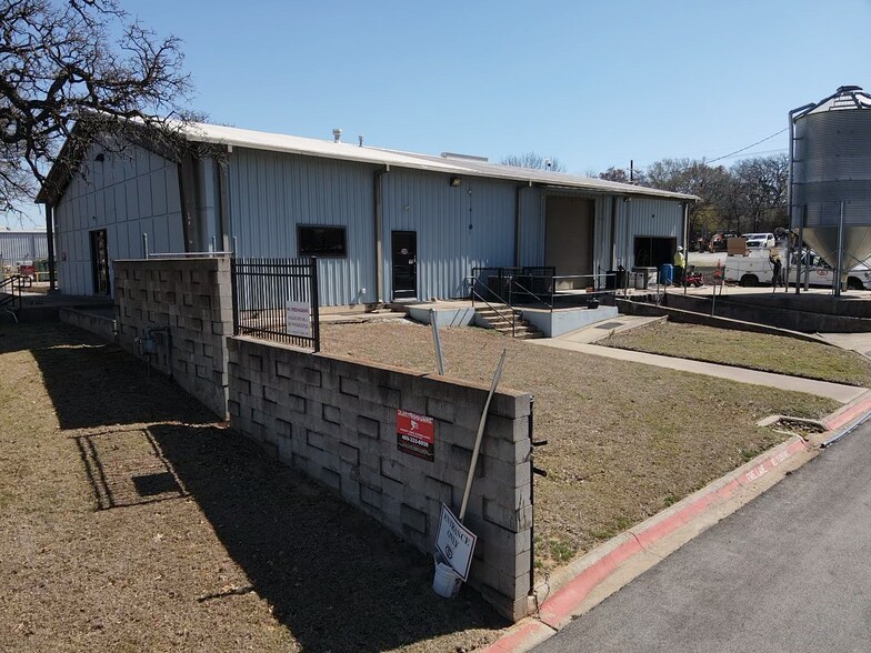 More Photos Of 1012 Shady Oaks Dr, Denton Warehouse For Lease