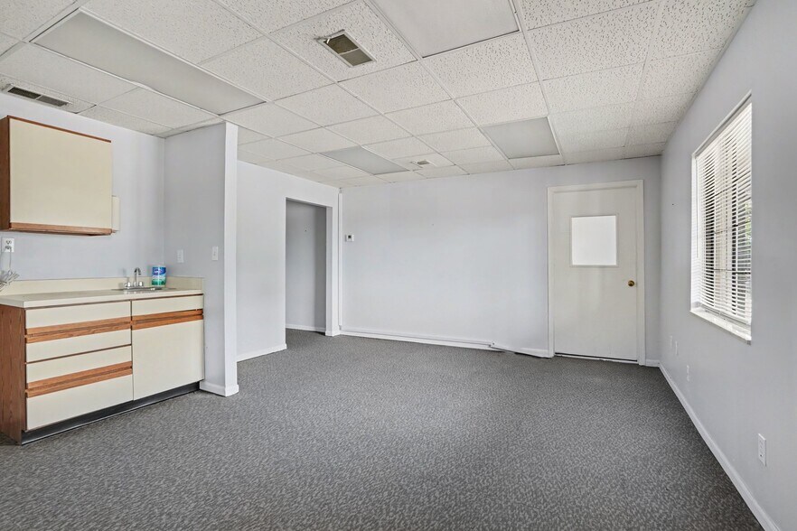 More Photos Of 13010 White Ave, Grandview Office For Sale