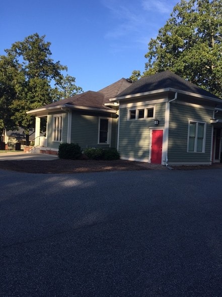 More Photos Of 133 W Candler St, Winder Office For Lease