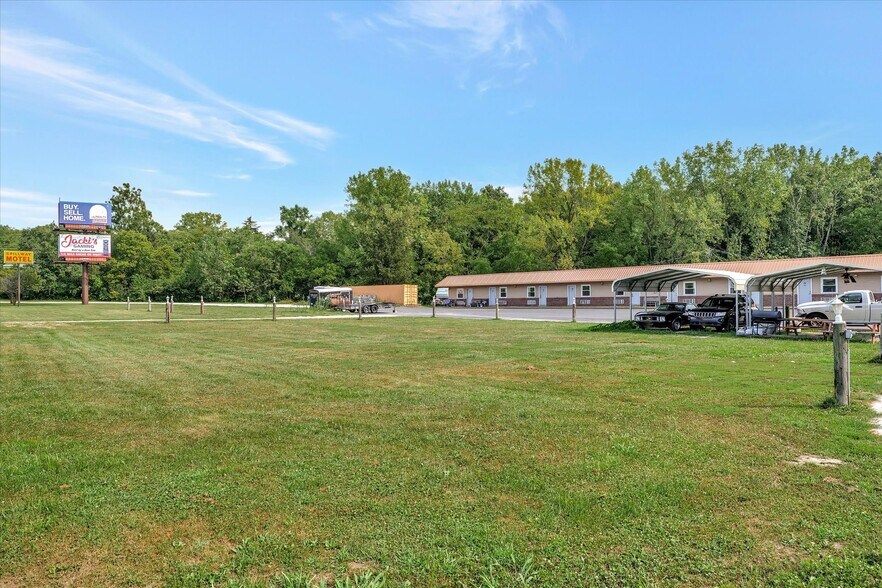 More Photos Of 1295 IL-16, Shelbyville Hotel For Sale