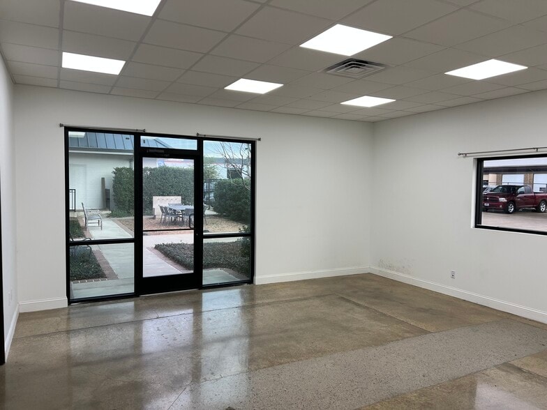 More Photos Of 10939 Shady Trl, Dallas Distribution For Lease