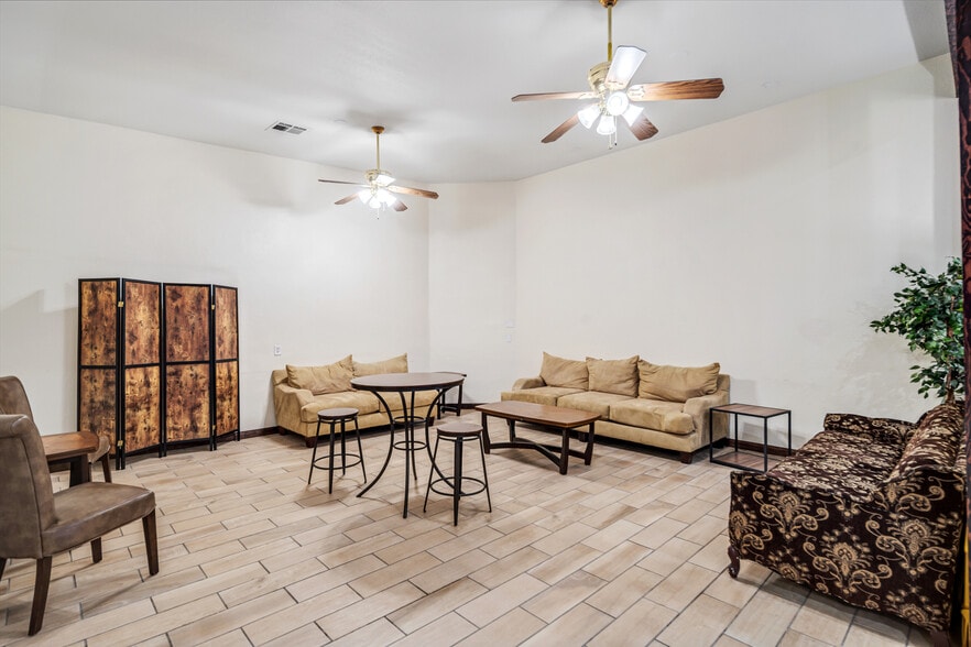 More Photos Of 8837 E Palmdale Blvd, Palmdale Research And Development For Sale