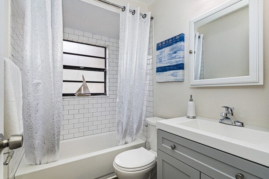 More Photos Of 7802-7806 Colonial Club Ct, Riverview Apartments For Sale