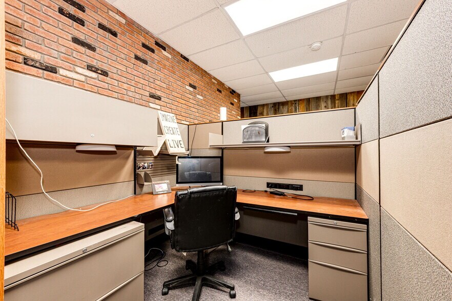 More Photos Of 228 Comanche St, Kiowa Office For Sale
