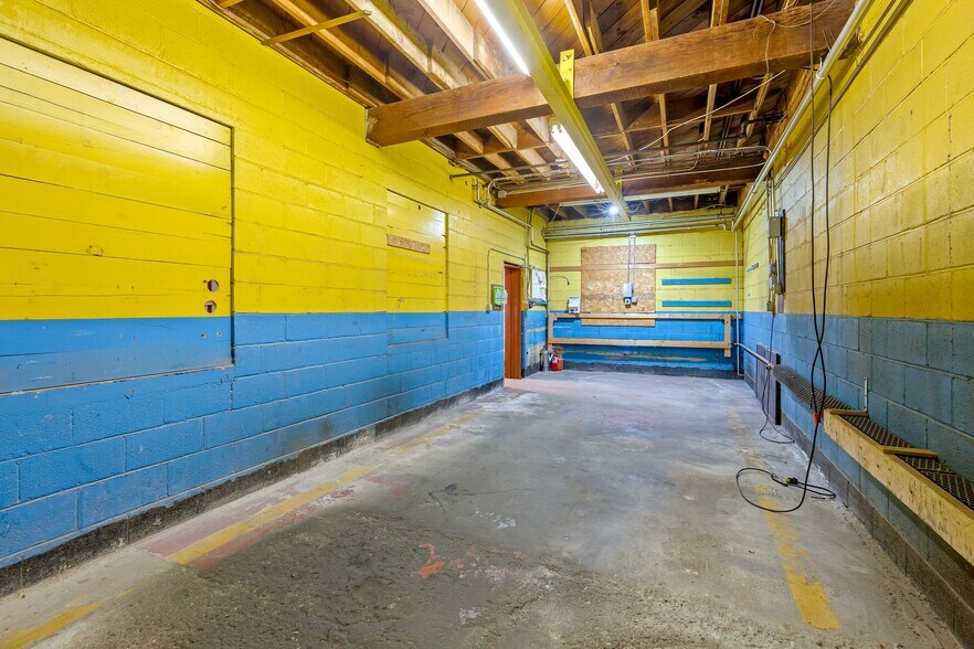 More Photos Of 28 Collins St, Seabrook Flex For Sale