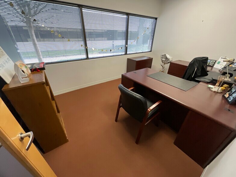 More Photos Of 2505 S Finley Rd, Lombard Office For Lease