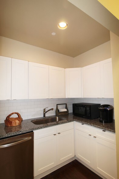 More Photos Of 2101 Mechanic St, Galveston Office For Sale