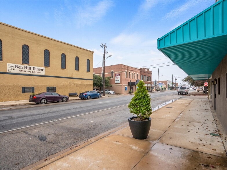 More Photos Of 102 S Main St, Cleburne Office For Sale