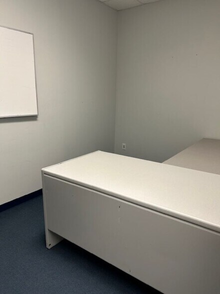 More Photos Of 7 Perimeter Rd, Manchester Light Manufacturing For Lease