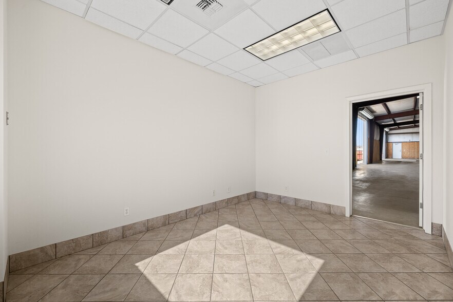 More Photos Of 138 Coremark Ct, Bakersfield Service For Lease