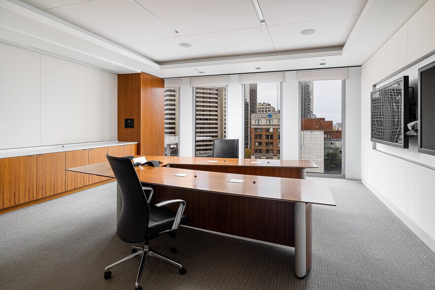 More Photos Of 400 W Market St, Louisville Office For Lease