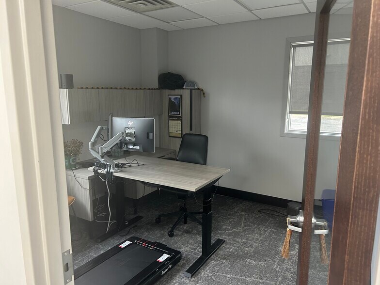 More Photos Of 1959 Sloan Pl N, Maplewood Office For Lease