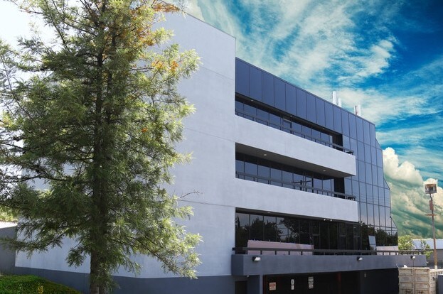 More Photos Of 19935 Ventura Blvd, Woodland Hills Office For Sale