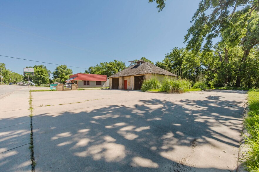 More Photos Of 220 N 2nd Ave, Mulvane Carwash For Sale