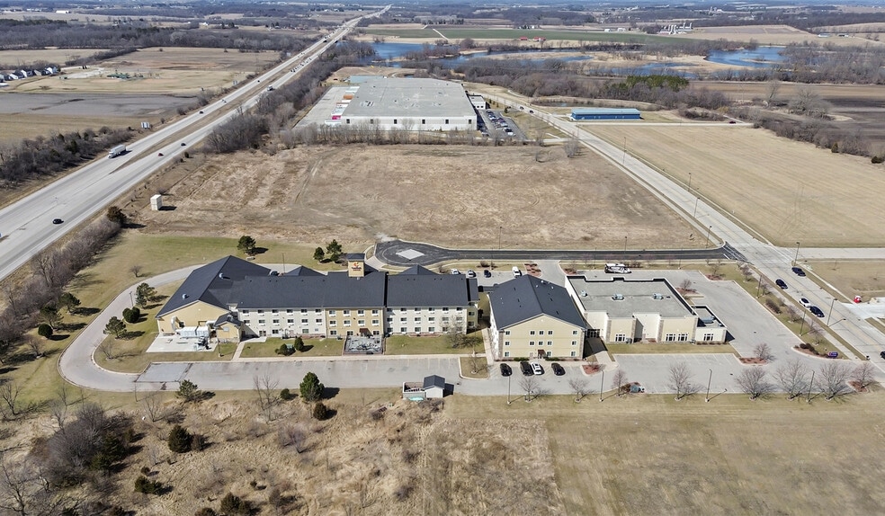 More Photos Of 725 Paradise Ln, Johnson Creek Hotel For Sale