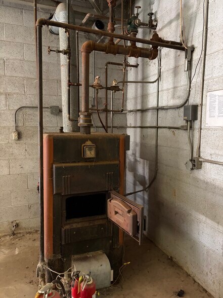 More Photos Of 910 Edgefield St, Greenwood Light Distribution For Sale