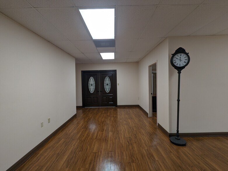 More Photos Of 2660 Sweetgum Ln, Beaumont Office For Sale