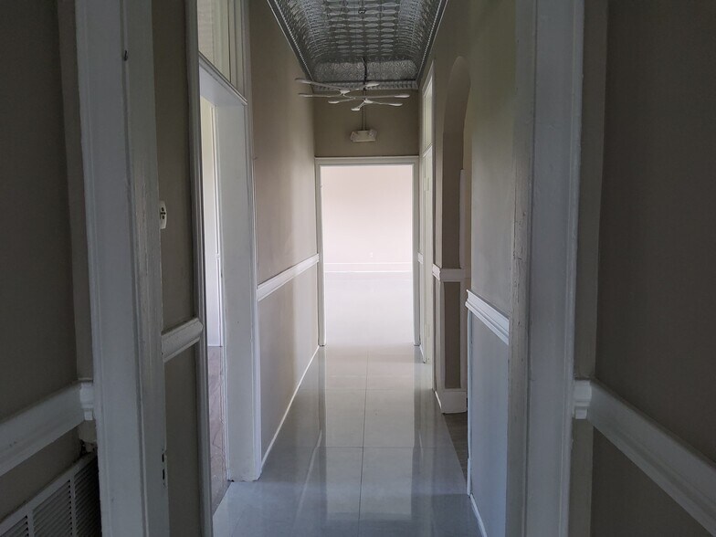 More Photos Of 17 Midland Ave, Middletown Warehouse For Lease
