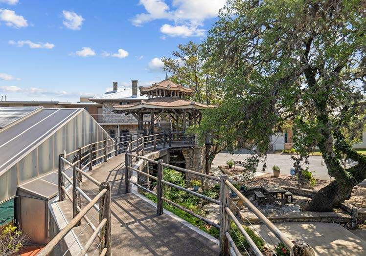 More Photos Of 316 W Highland Dr, Boerne Office For Sale
