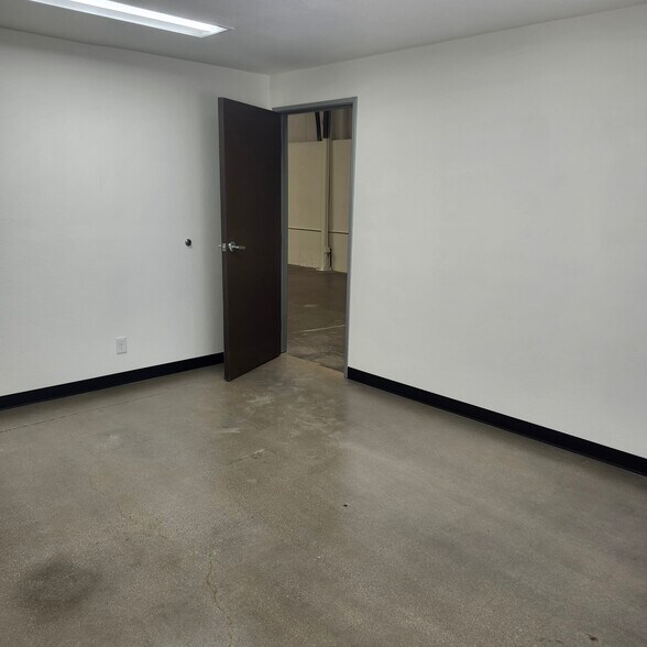 More Photos Of 2010 Holly Ave, Lake Havasu City Warehouse For Lease