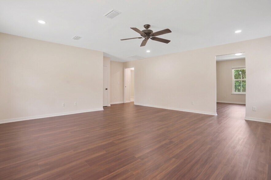 More Photos Of 6904 Fairfield Dr, Pensacola Office For Sale