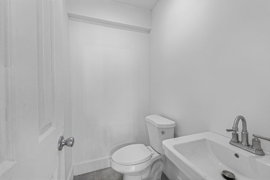 More Photos Of 3705 NW 35th Ave, Miami Warehouse For Lease