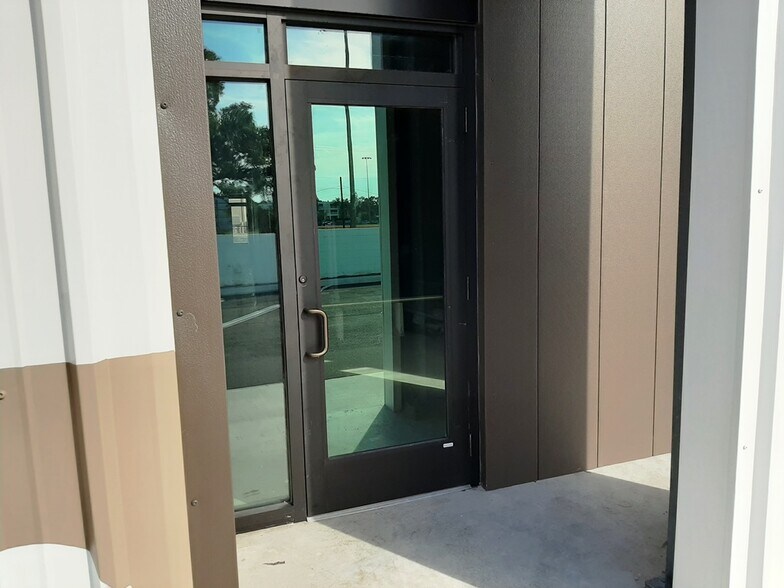 More Photos Of 5101 N Howard Ave, Tampa Light Distribution For Lease