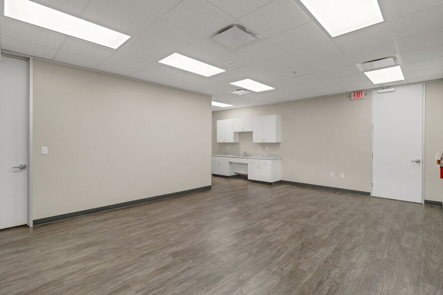 More Photos Of 8110 Parkside Ave, Baytown Warehouse For Sale