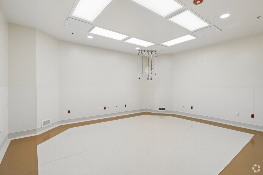More Photos Of 5000 Commerce Dr, Bakersfield Medical For Sale