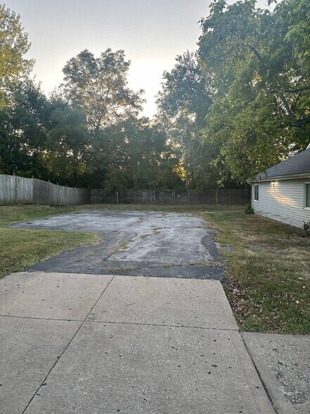 More Photos Of 1844 Benton Blvd, Kansas City Specialty For Lease