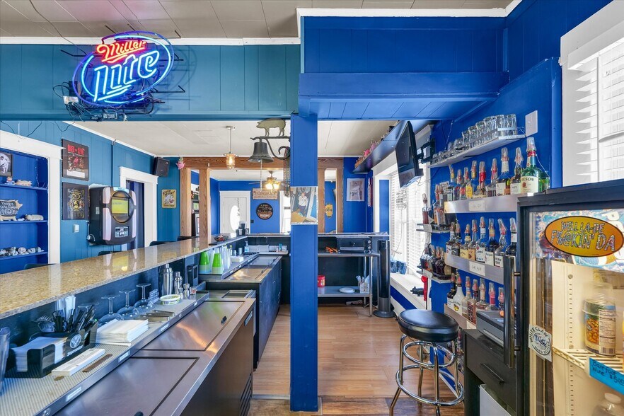 More Photos Of 207 E Main St, Toledo Bar For Sale