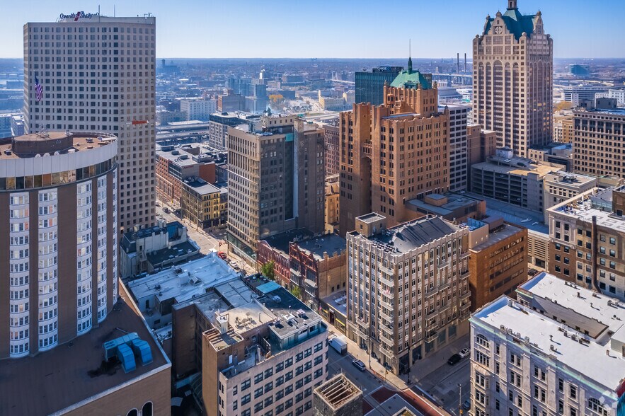 More Photos Of 733-737 N Milwaukee St, Milwaukee Restaurant For Lease