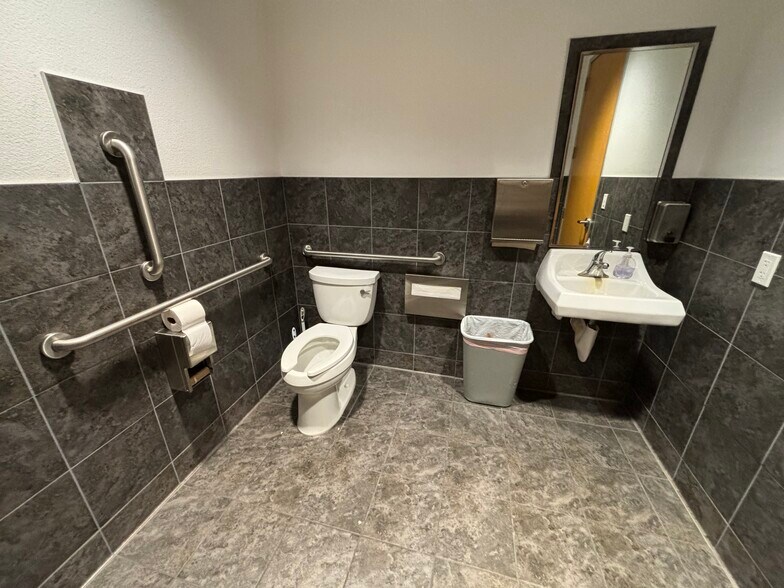 More Photos Of 6425 S Jones Blvd, Las Vegas Distribution For Lease