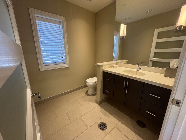 More Photos Of 2256 Ferry Rd, Naperville Flex For Sale