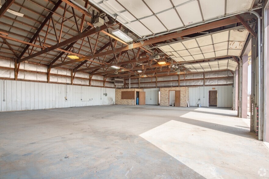 More Photos Of 3504 S Virginia, Crystal Lake Truck Terminal For Sale