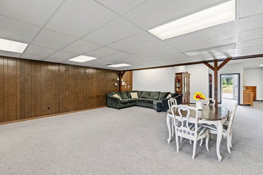 More Photos Of 3160 W Arrow St, Marshall Flex For Sale