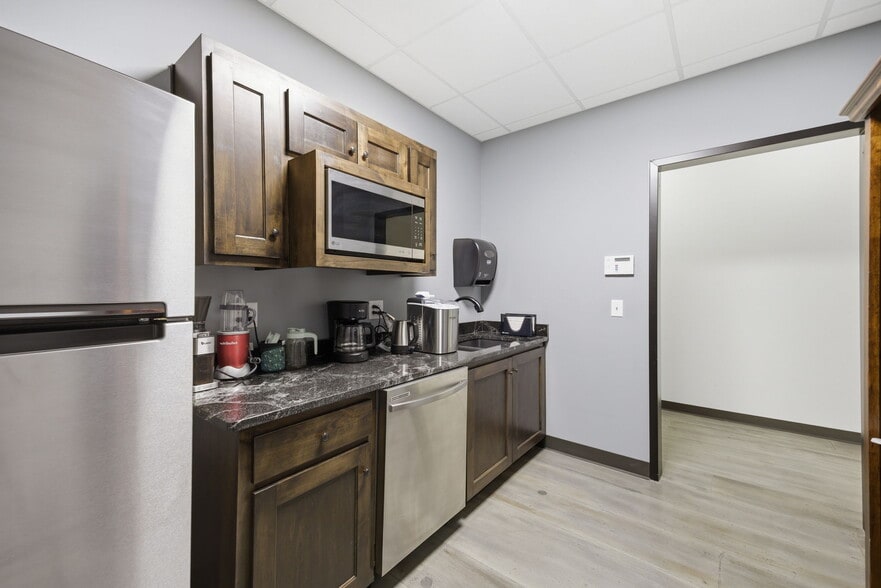 More Photos Of 326 SE Douglas St, Lees Summit Office For Sale