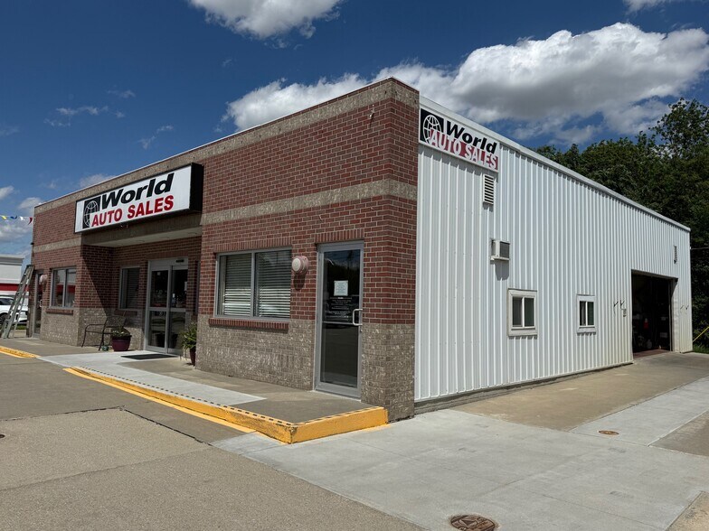 More Photos Of 1651 S 11th St, Nebraska City Showroom For Sale