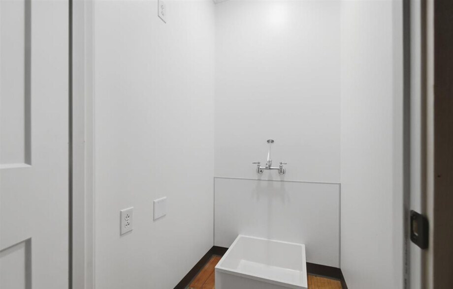 More Photos Of 122 N Main St, Washington General Retail For Lease