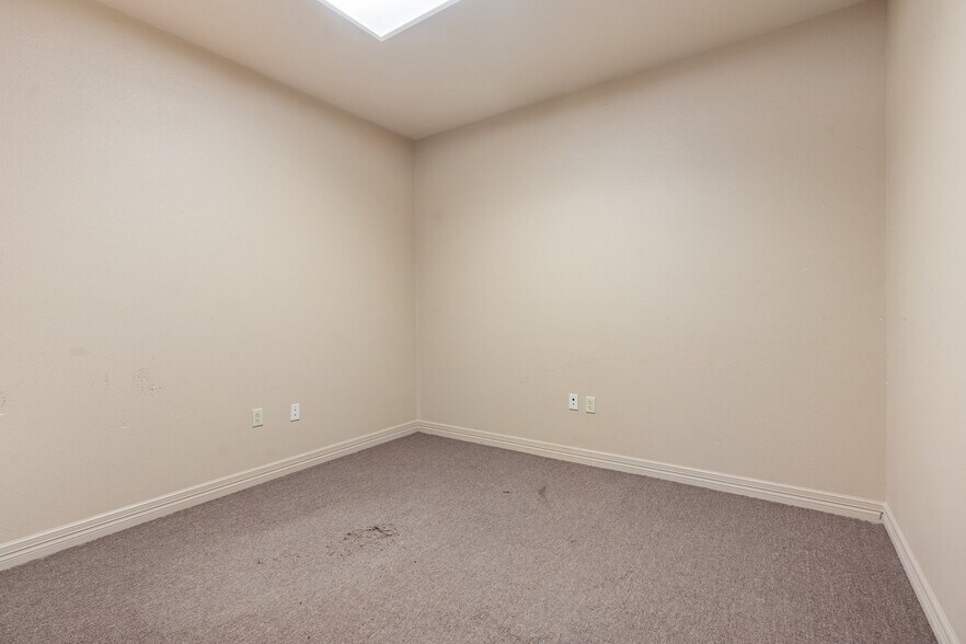 More Photos Of 18920 Freeport Dr, Montgomery Industrial For Sale